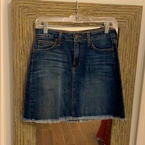 HIGH WAIST MEDIUM WASH DENIM SKIRT WITH FRINGE HEM
